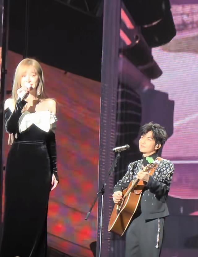 王心凌演唱會吉他手是陳楚生 王心凌演唱會吉他手是陳楚生 合唱燃爆現場