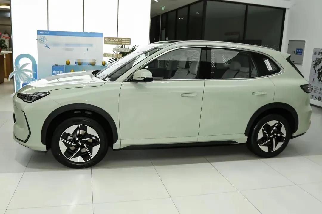 預算13萬買純電SUV,比亞迪元plus和吉利銀河E5 ,選哪個好?