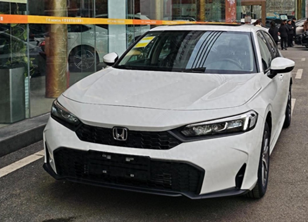換裝TYPE R同款前臉,售價有望小幅下調,2025款本田思域實車到店