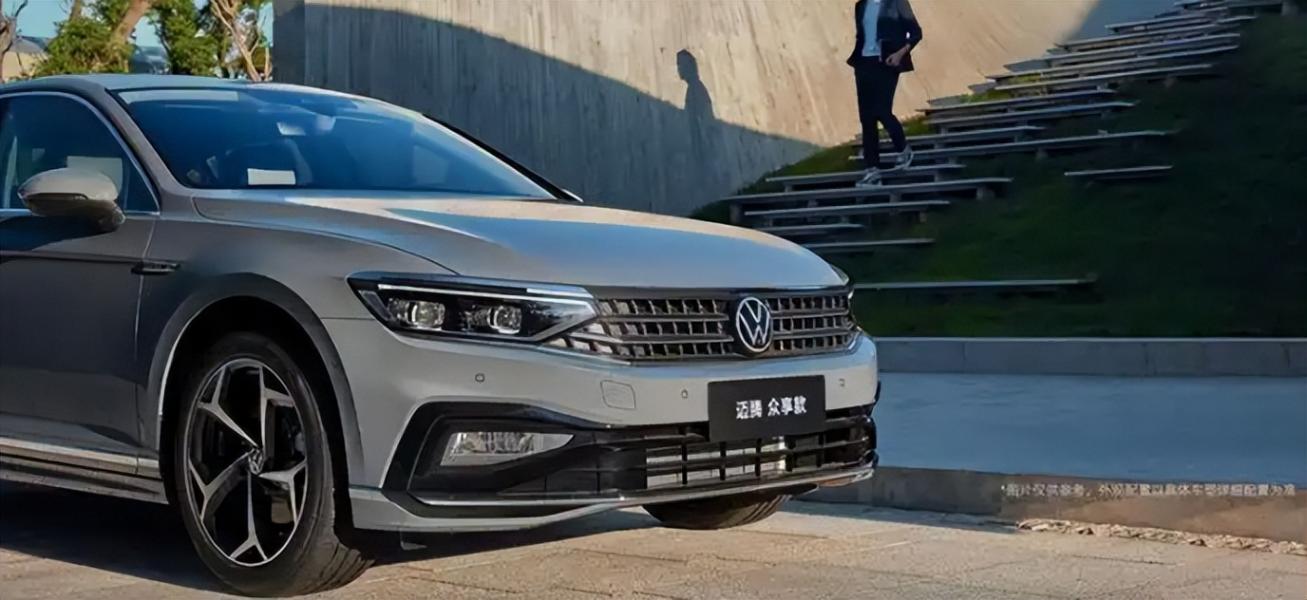 一汽-大眾 2025 款改款邁騰眾享款燃油轎車上市