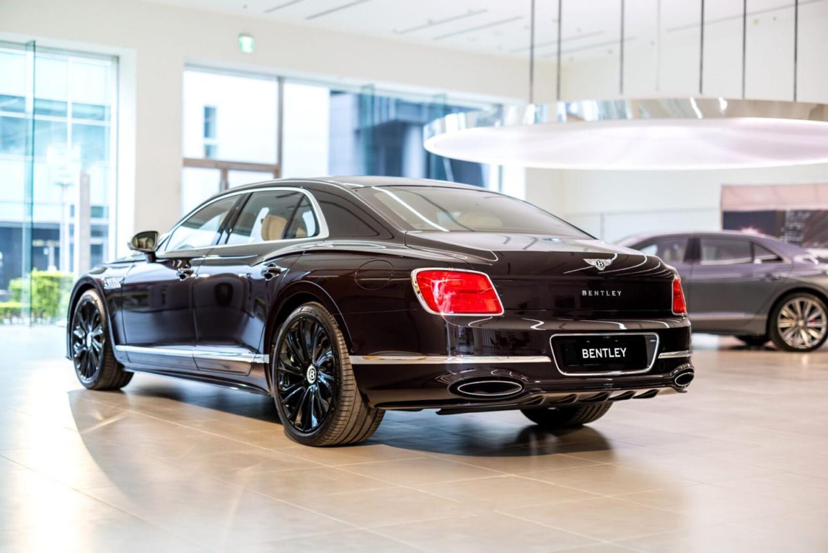 新款賓利飛馳四門上市,4.0L V8雙渦輪引擎搭配插電式油電混!