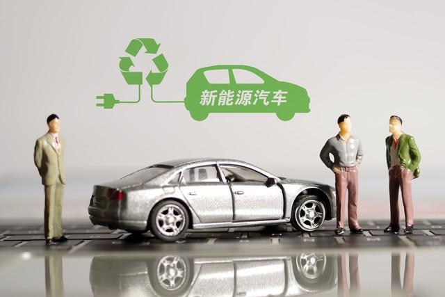 奧迪 2025:一邊降價求存,一邊沖擊超豪華,你覺得奧迪還會降價嗎