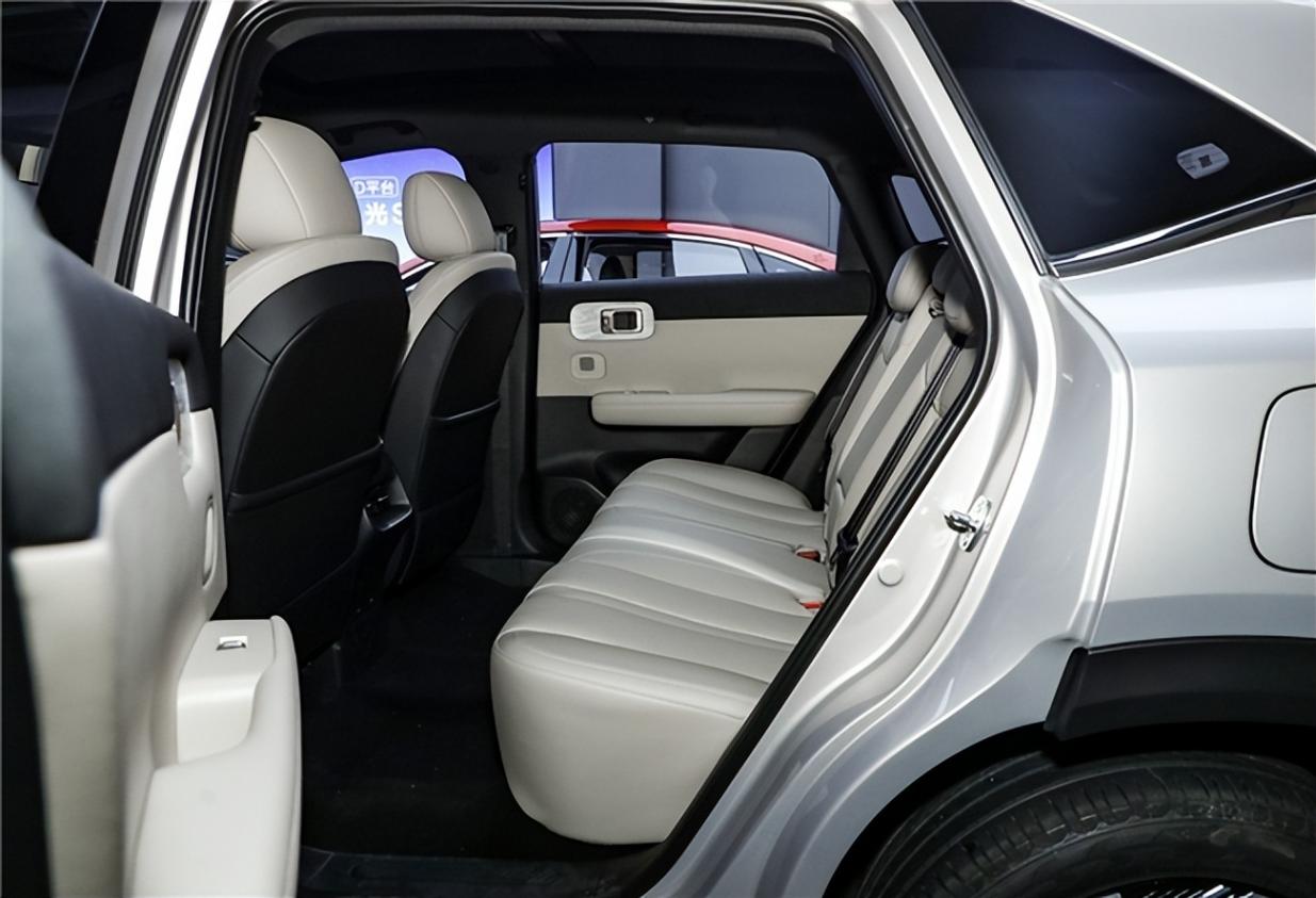 五菱星光S:從綜藝舞臺駛向千家萬戶的家用 SUV “寶藏車”
