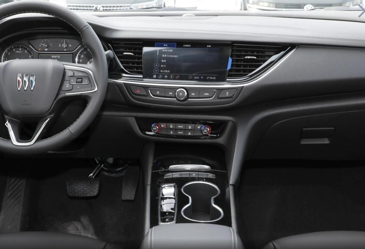 別克君威降至10.69萬,車長4904mm,配1.5T+9AT,還看啥A級車?