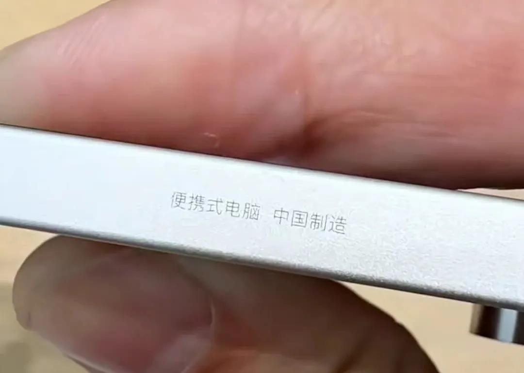 蘋(píng)果新設(shè)計(jì)引爭(zhēng)議:iPad邊框刻字暗藏哪些玄機(jī)?