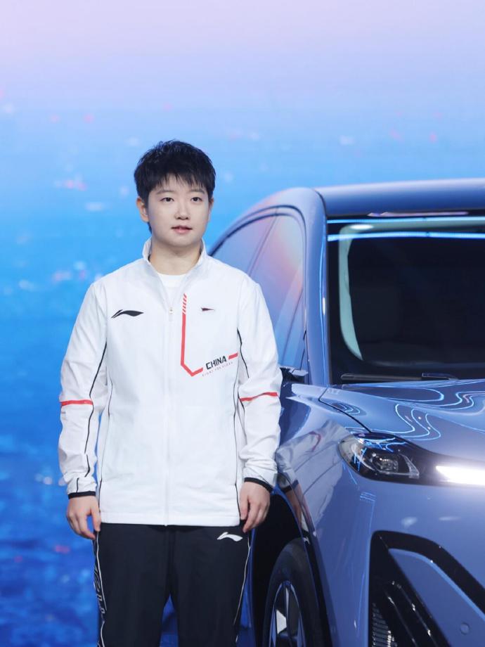 國車代言憑什么是她?孫穎莎牽手紅旗引爆流量,刷新商業價值上限