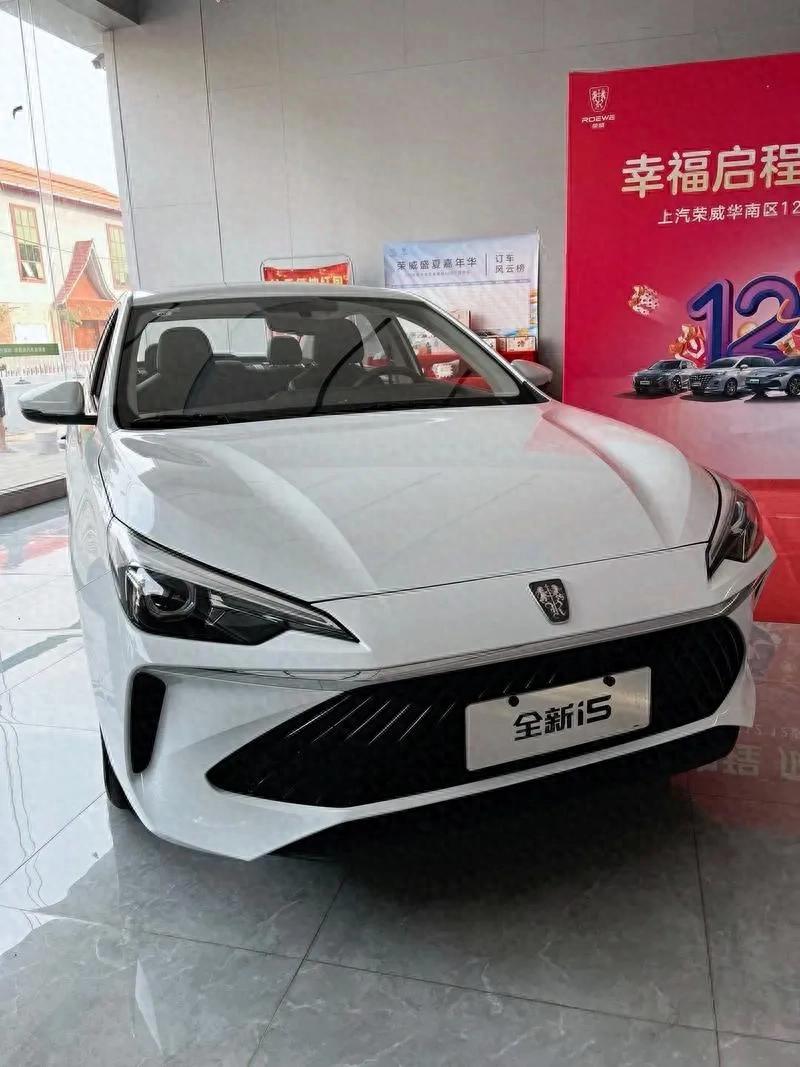 閉眼入不后悔!5款榮威“國民車王”,AI大模型+豪車設計有多香?