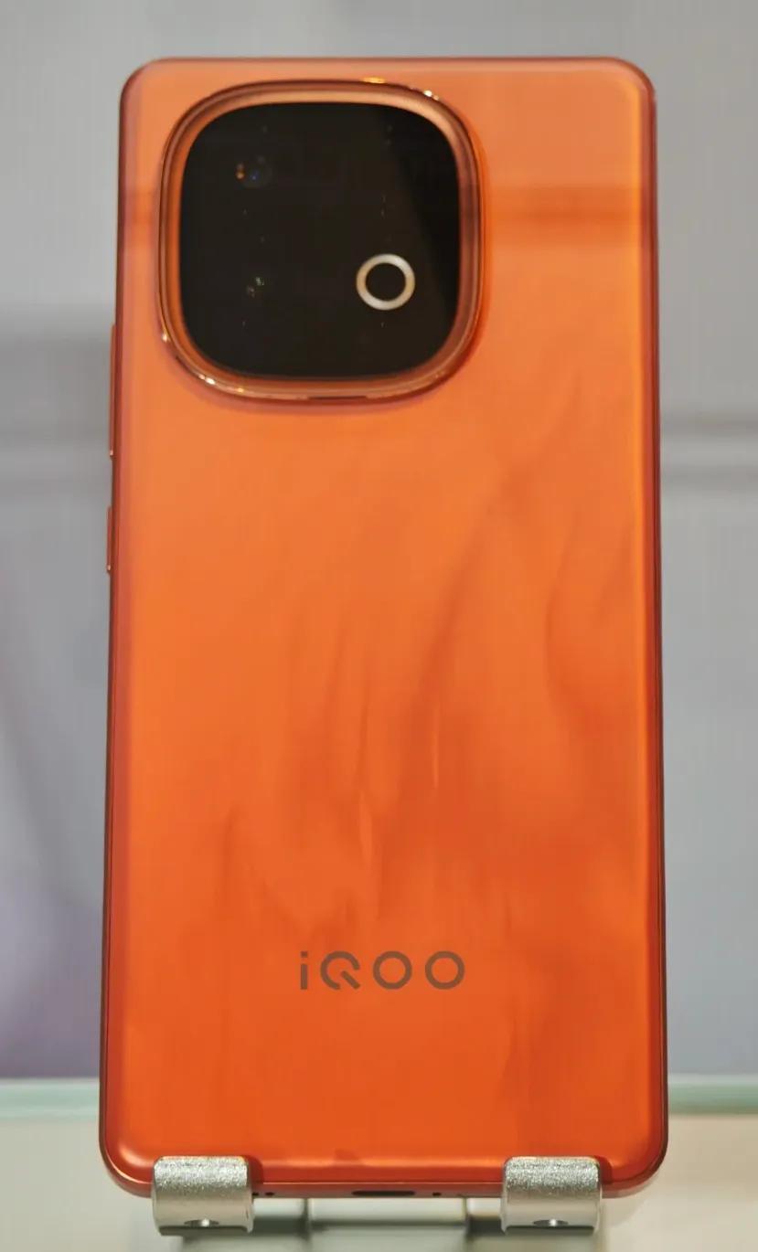 同樣是新一代驍龍8s,iqoo和紅米你會選擇誰呢?